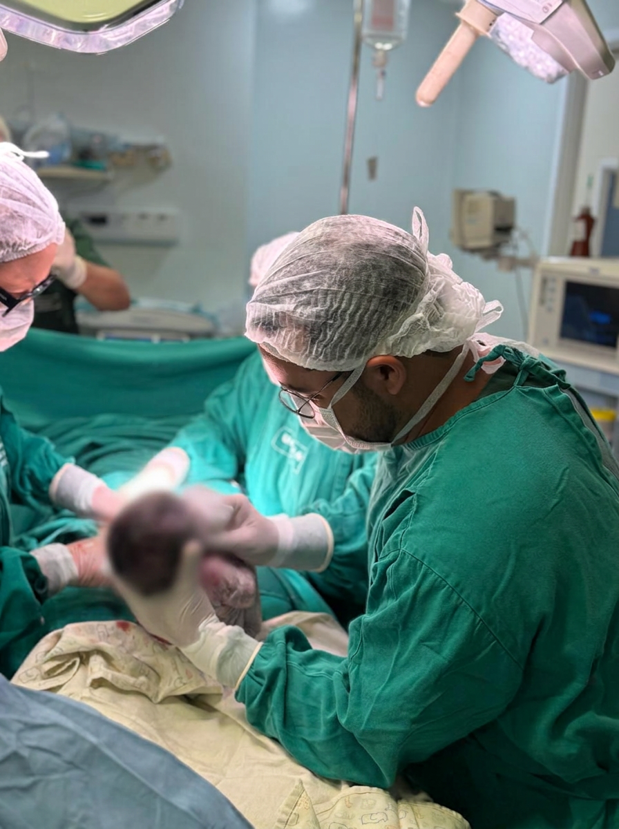 Pediatra no nascimento acolhendo recém-nascido nos primeiros minutos de vida