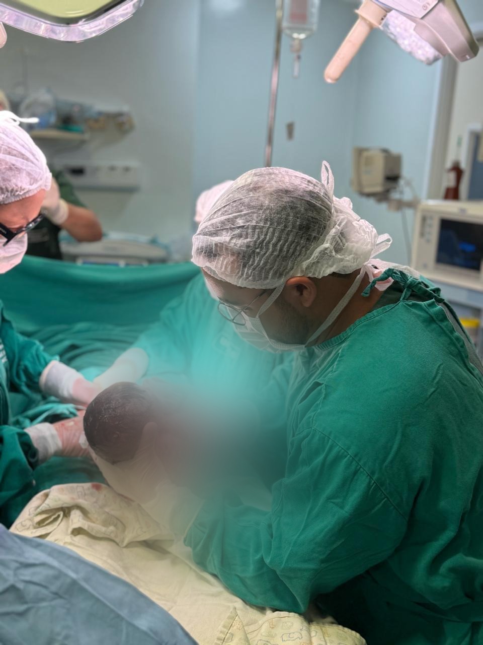 Dr. Victor Hugo recebendo um recém-nascido na sala de parto
