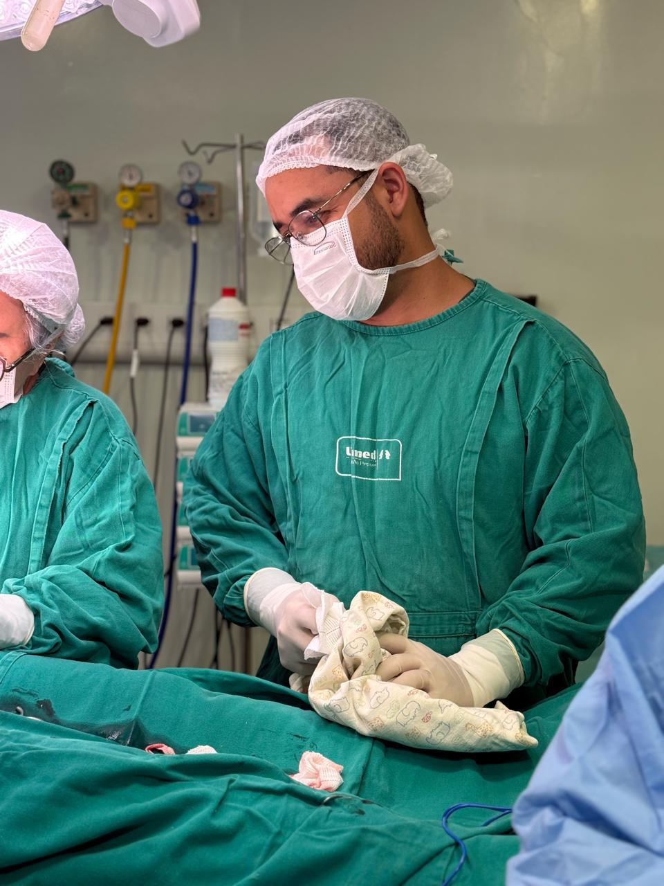 Dr. Victor Hugo em ambiente hospitalar recebendo um recém-nascido