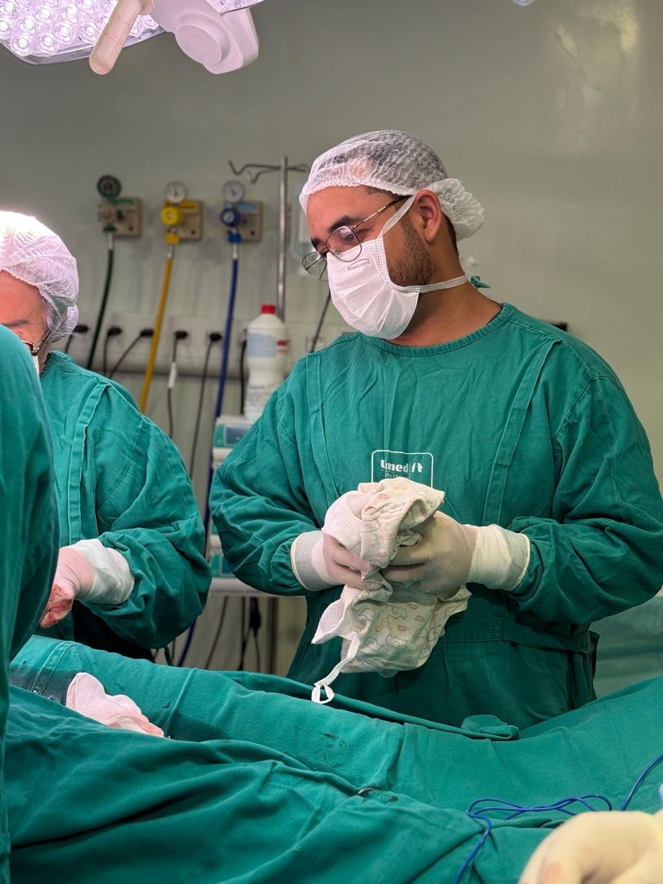 Dr. Victor Hugo, pediatra particular no parto, durante o nascimento em maternidade de João Pessoa