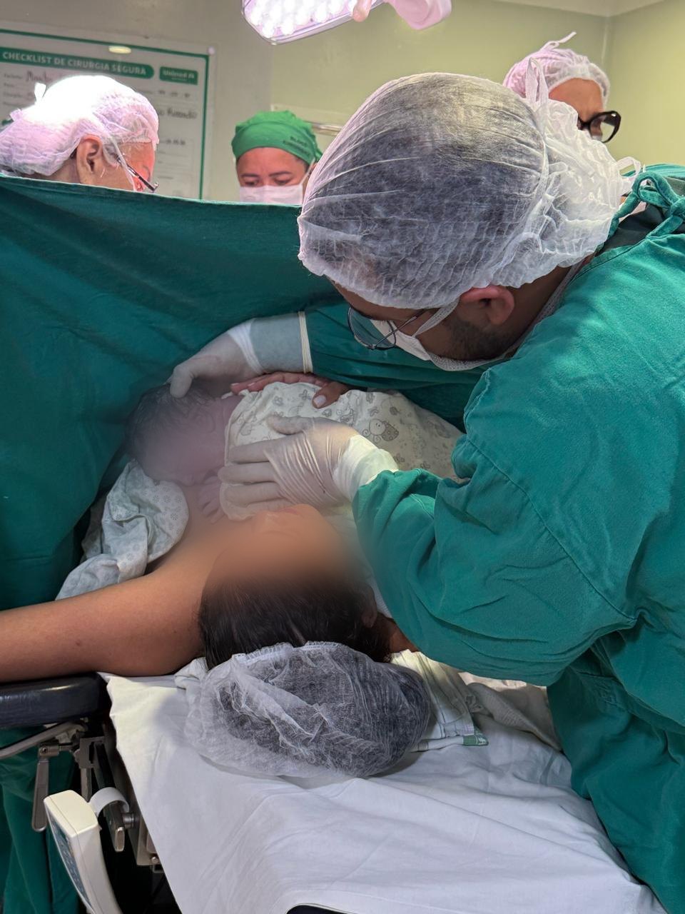 Contato pele a pele entre mãe e recém-nascido logo após o nascimento, acompanhado pelo pediatra