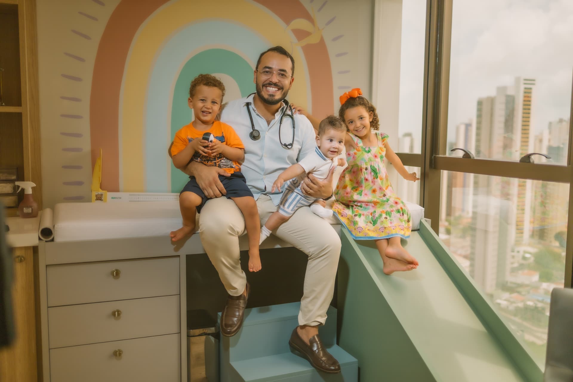 Dr. Victor Hugo com crianças no consultório